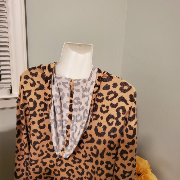BLACK AND TAN ANIMAL PRINT BRUSHED KNIT HOODED SWEATER NWOT SIZE XS - Picture 4 of 6